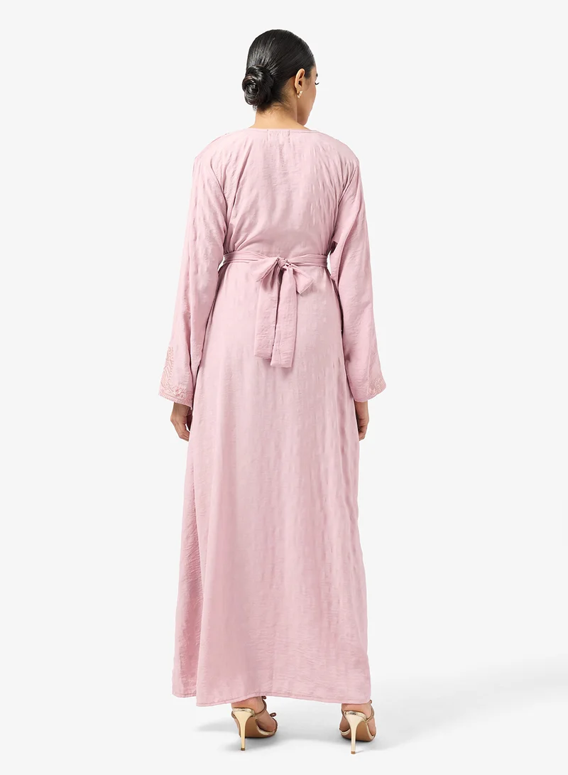 هيا كلوزيت جلابية مطرزة بالزهور في الأمام وحزام